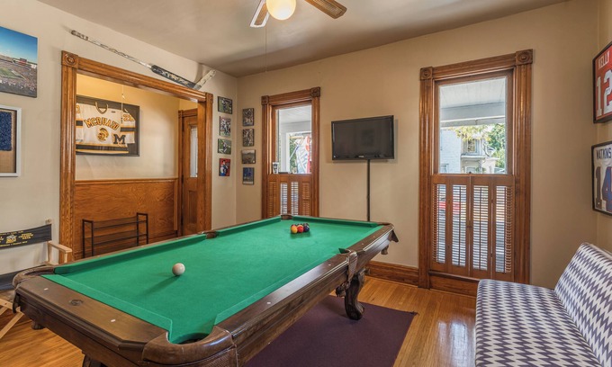 Downtown Rochester Apartment | Stylish 3 Bedroom W/AC ❄️, Mesh WiFi 🛜, Billiards 🎱 table, Games🎯🎮,parking