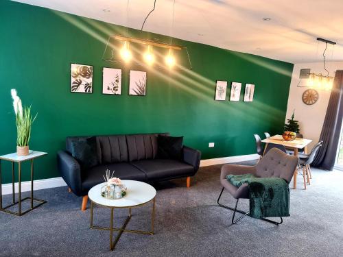 Langley Marish Apartment | Stylish 3BR Home, Sleeps 5, Contractor Deal -Friendly, Near M25, Free Parking
