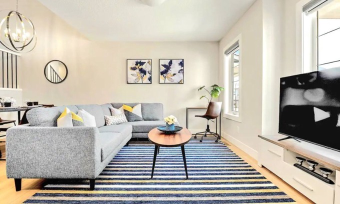 Calgary House | Stylish 3BR Townhouse by Airport~10% off on weekly & 15% off on Monthly stays!
