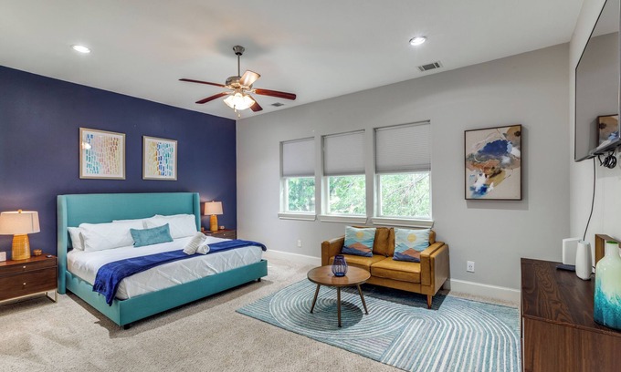 Greater East End House | Stylish 5bed-4bath - Gated, King Beds, 3500 sq ft - 5 Min to Downtown