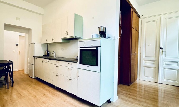 Rudolfsheim-Funfhaus Apartment | Stylish 5BR 7min to Westbahnhof