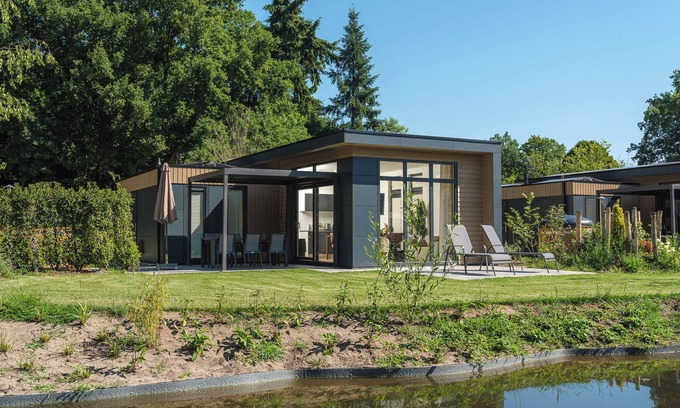Lieren House | Stylish 6-person home with three bedrooms, a modern kitchen, air conditioning, and a cozy outdoor space with a luxury pergola and private hot tub. Enjoy comfort and nature in the Veluwe.