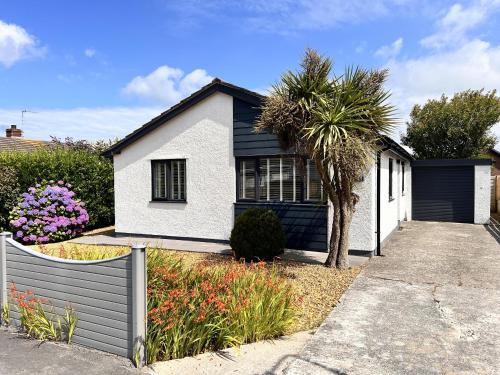 Holyhead House | Stylish Coastal 2 Bedroom Bungalow