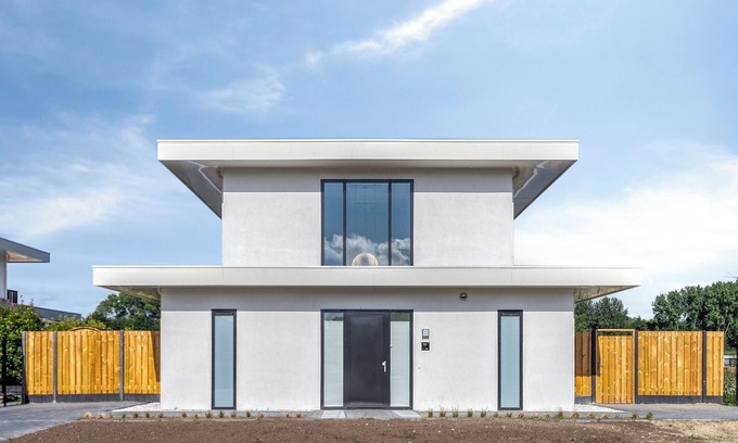 Zeewolde House | Stylish detached 6-person villa with private sauna, three en-suite bathrooms and private dock on the water