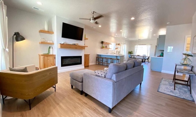 Kanab House | Stylish Family Home in Kanab just 40 Mins to Zion National Park!