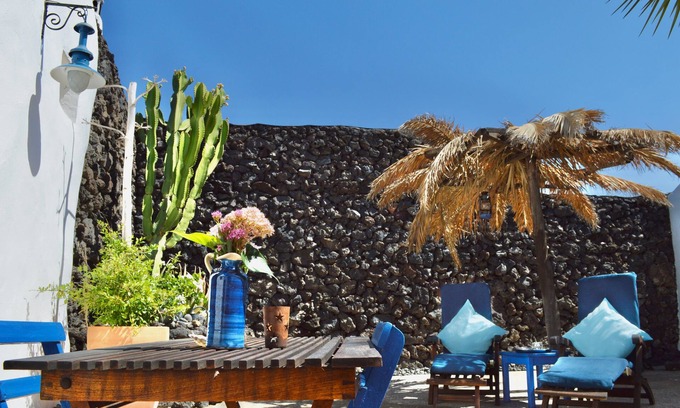 Uga Apartment | Stylish getaway with secluded Patio in lava Finca