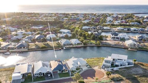 Geographe House | Stylish Marina-Front Getaway