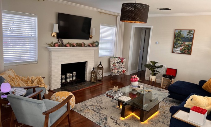 Southside House | Stylish - Minutes From Beach, Bars & Eateries