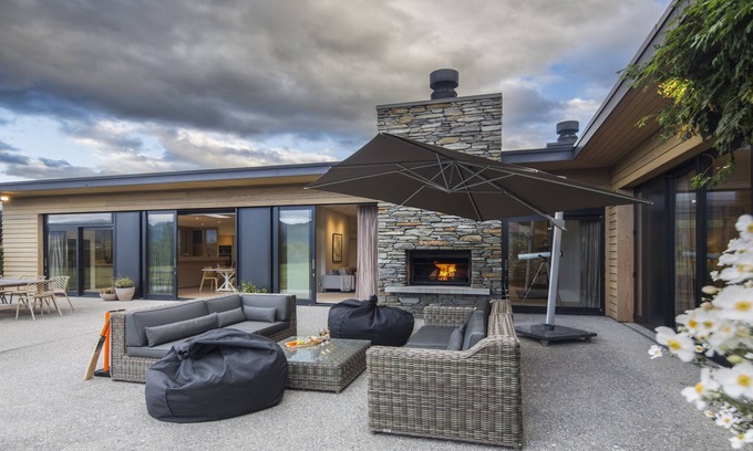 Lower Shotover House | Stylish Modern Home by MajorDomo, Close to Ski Fields & Shops