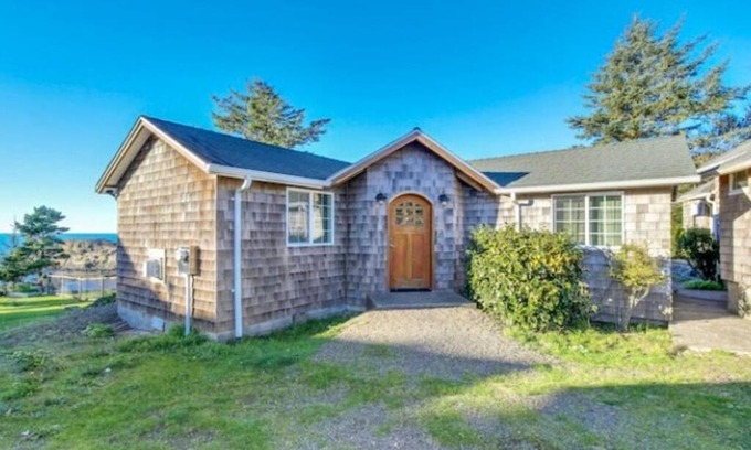 Depoe Bay House | Stylish Oceanfront Cottage Overlooking Pirate Cove