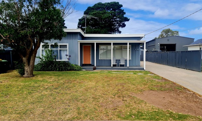 Indented Head House | Stylish Peachy dream beach cottage Indented Head - 10 mins walk from beach