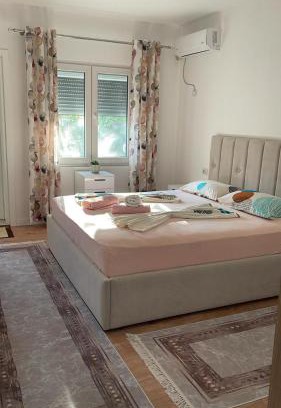 Corovode House | Stylish Room by Canyons & City