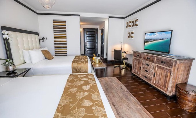 Mid Beach Villa | Stylish Room, Two Queen Beds, Pool, Sundeck