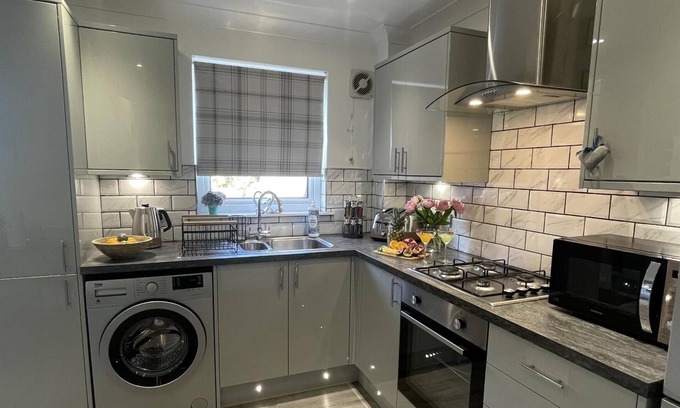 Perth House | Stylish Scottish House With Garden and Parking