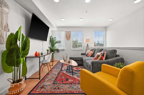 People's Freeway House | Stylish SLC Townhome King 2-Car Garage