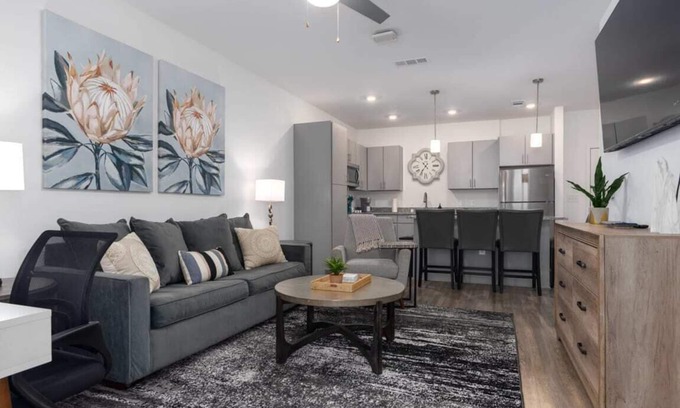 Pelham Apartment | Stylish Stay Off I-65 Pets Welcome!