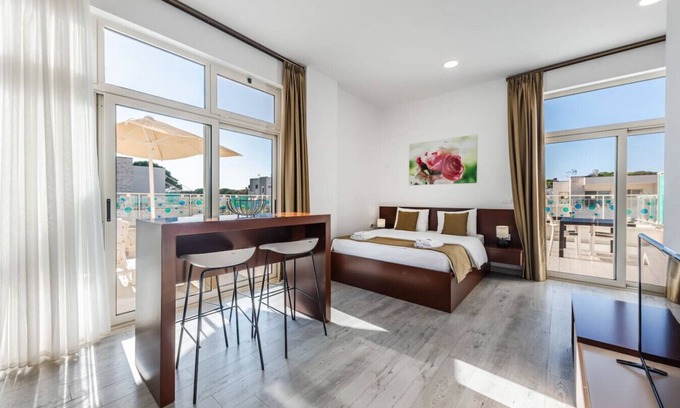 Qerek Apartment | Stylish Studio with Spacious Balcony -Trendafili