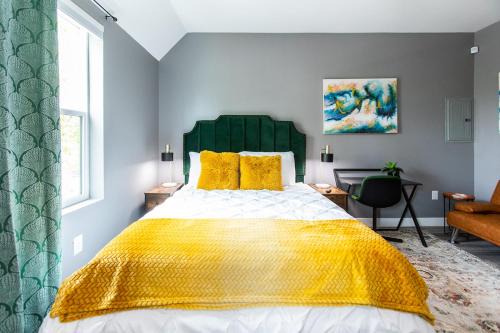 University Heights Apartment | Stylish-studio-walker's-paradise-wifi-ac