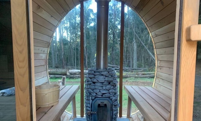 Little Hampton Cabin | Stylish Tiny Home in Trentham with a Luxurious Sauna!