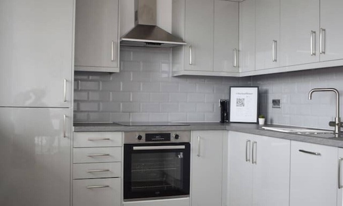 Brentwood Condo | Stylish two bed in Brentwood