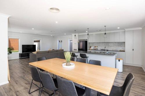 Wagga Wagga House | Stylish Urban Getaway in the Heart of the City