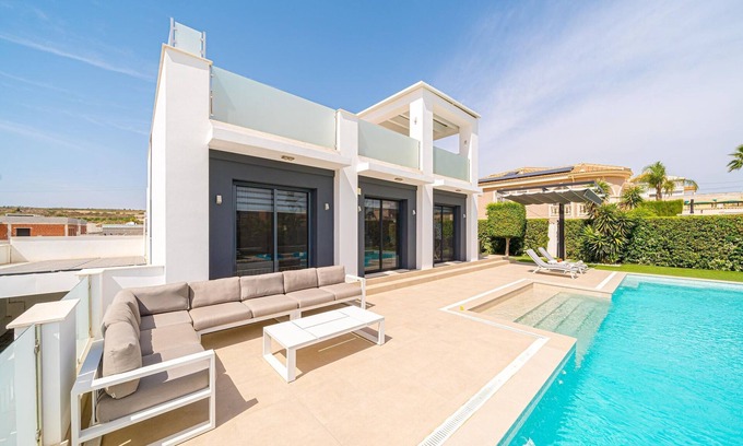 Torremendo Villa | Stylish Villa with Lake Views