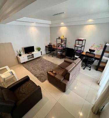 Pituba House | Suíte do anfitrião com ar, cama king wifi no Refúgio Raízes