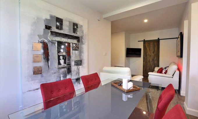 Desjardins Apartment | Sublime, Renovated! One river from Chateau Frontenac. 2 bedrooms, free parking!