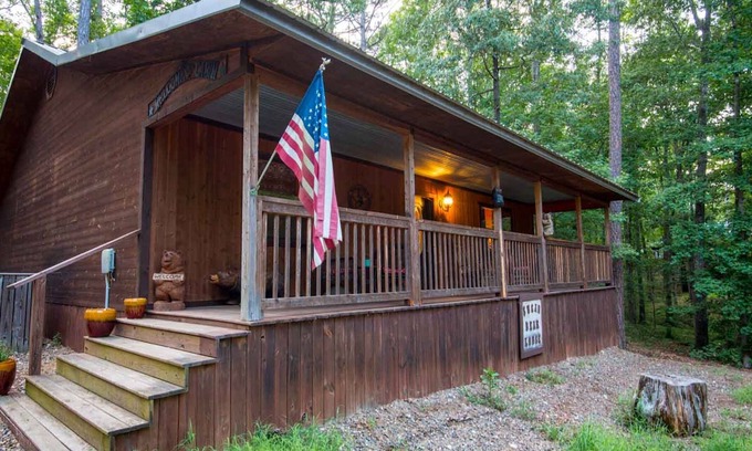 Broken Bow Cabin | Sugar Bear Lodge With Hot Tub and Free Wifi by Redawning