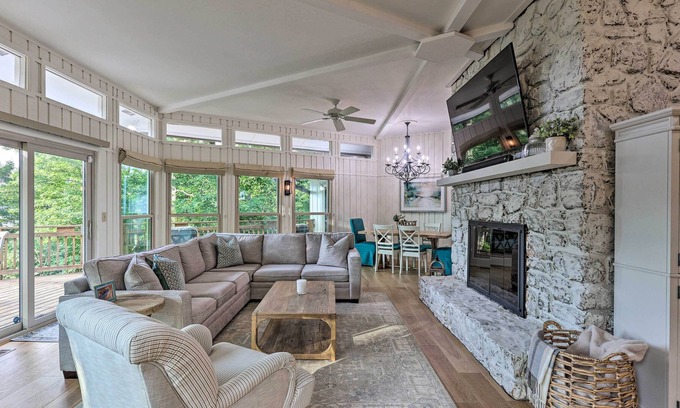 Sugar Mountain Cottage | Sugar Mountain Escape w/ Deck & Mountain Views!