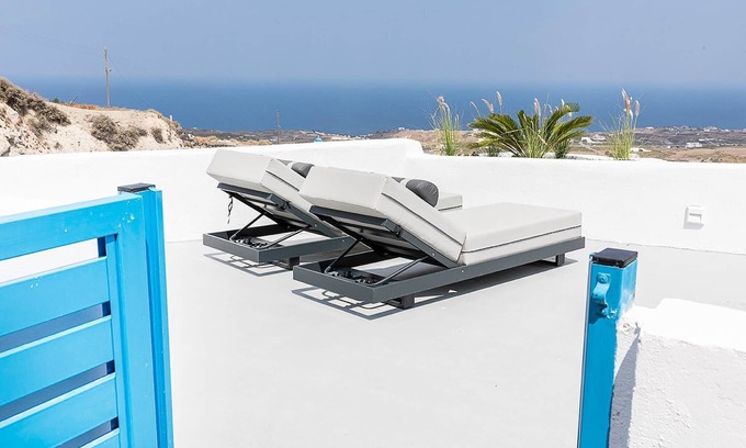 Fira Apartment | Suite Indoor Jacuzzi and Outdoor Jacuzzi