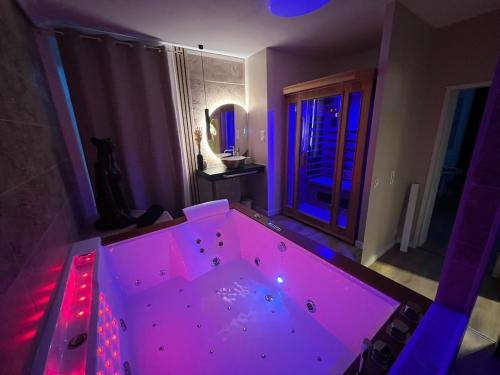 Quimperle Apartment | Suite KalypsÔ, romantisme, balnéo et sauna privé