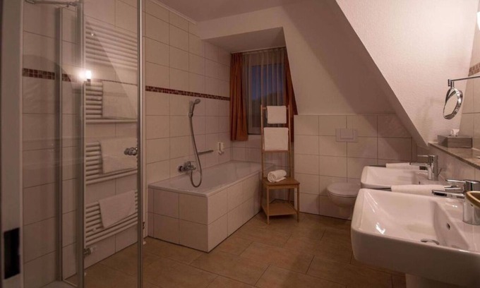 Center House | Suite, shower or bath, WC - Hotel Stadt Aurich