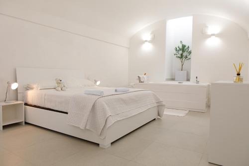 Terracina Apartment | Suite tra Travi Antiche & Idromassaggio - Lusso Moderno nel Cuore di Terracina - 10' dal Mare - Wifi