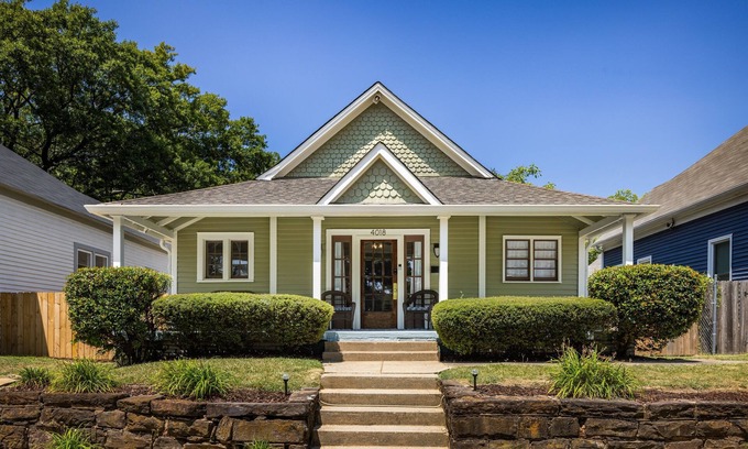 Forest Park House | Summer Breeze - 3BR/Backyard & Deck/Families