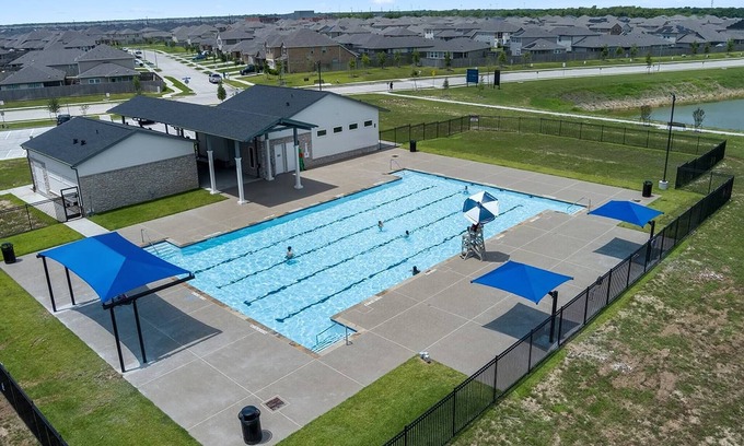 Iowa Colony House | Summerhouse Villa 4br 2 and half ba Home