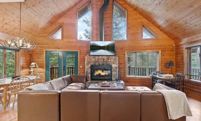 Hyak Cabin | Summit Log Cabin With Hot Tub & Sauna