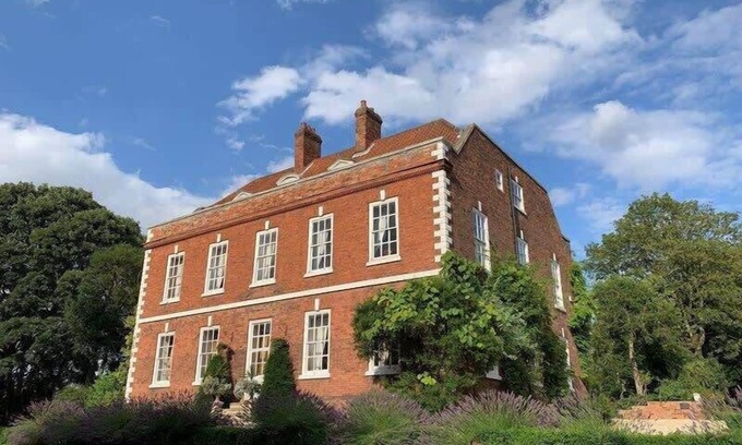 Barton-upon-Humber Other | Sumptuous Queen Anne Mansion in Idyllic Countryside Location
