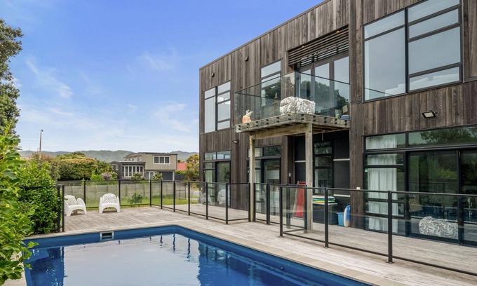 Waikanae House | Sun and Serenity - Waikanae Beach Holiday Home