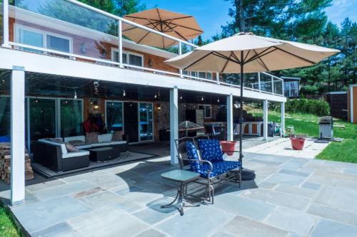 Monticello House | Sun Drenched Lakefront Cove