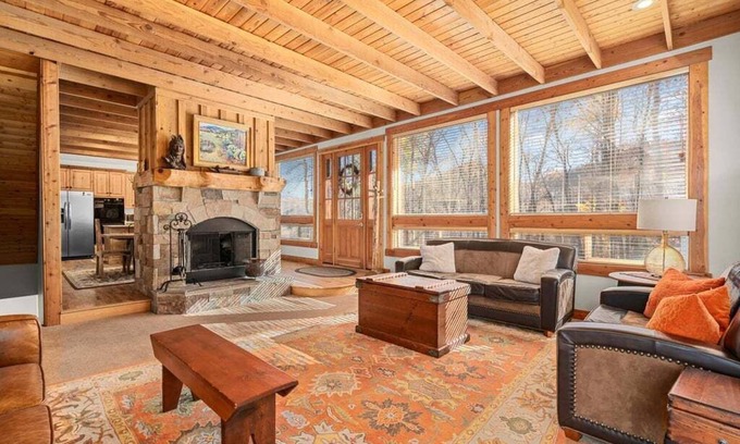 Sundance Cabin | SUN RIDGE - 6 BD, VIEWS, POOL TABLE, HOT TUB