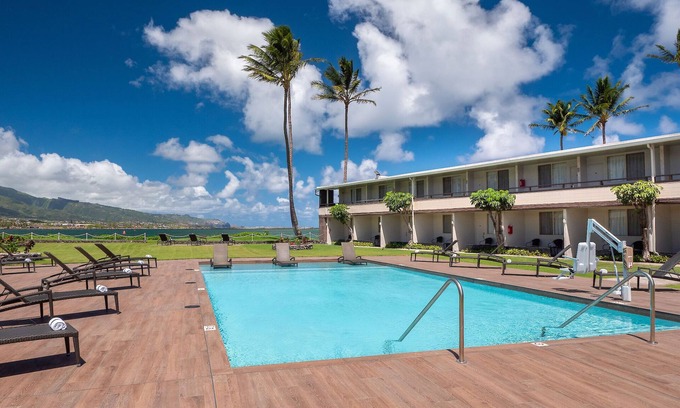 Kahului Hotel | Sun, Sand & Poolside Comfort Near Maui Nui Botanical Gardens