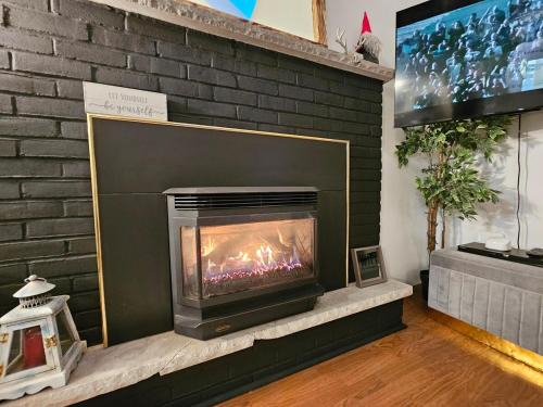 Thornhurst Ski Chalet | Sun-Soaked, Fun & Spacious - Heated Pool - Parking