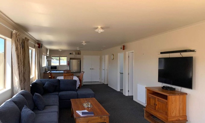 Manawatu - Wanganui House | Sun, Surf & Beautiful Views - WB Family Bach