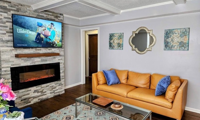 Brooklyn Center House | Sunlit Oasis: Family Friendly Suburban Private 4 Bedroom Retreat