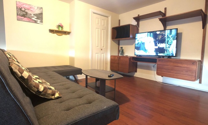 Mount Vernon Apartment | Sunny Apt Near Hopkins Shuttle, UMMC & Peabody Conservatory JHU - 4 min Walk
