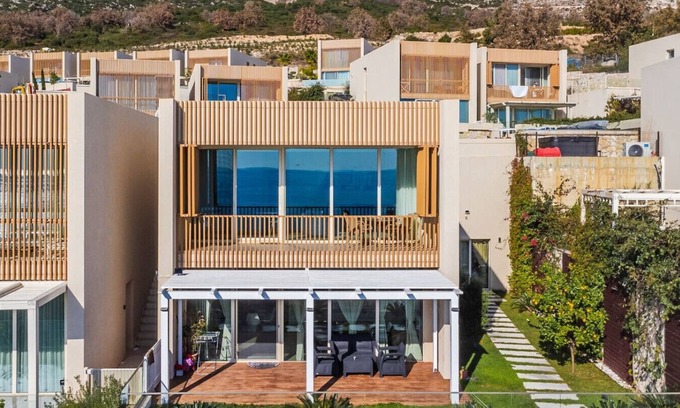 Jala Apartment | Sunny Coastal Getaway | Green Coast