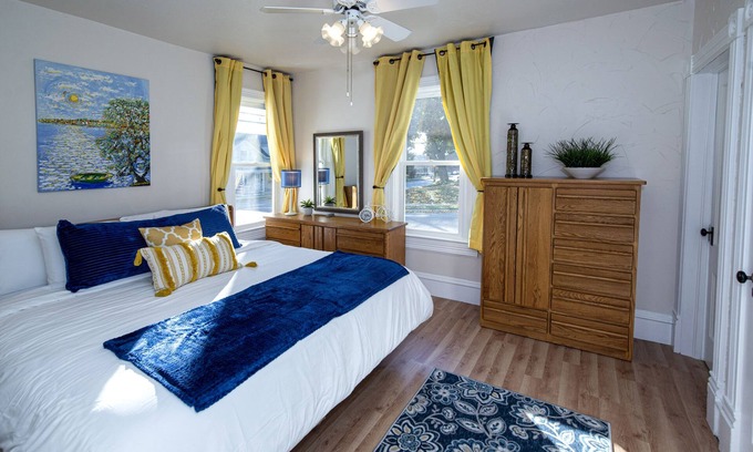 Hartford Apartment | SUNNY! Convenient to Holy Hill, NFL Draft, Harley Reunion, Hiking+Skiing + Golf