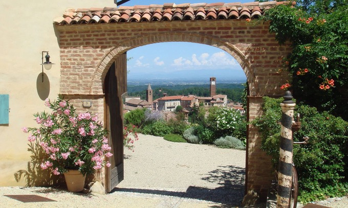 Mombaruzzo House | Sunny courtyard with panoramic views of the historic village center. For sole use