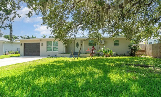 Broadview Manor House | Sunny Fort Myers Getaway